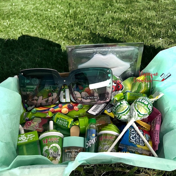 Huge Summer Fun Lip Gloss Candy Box Bundle and sunglasses - Picture 4 of 5